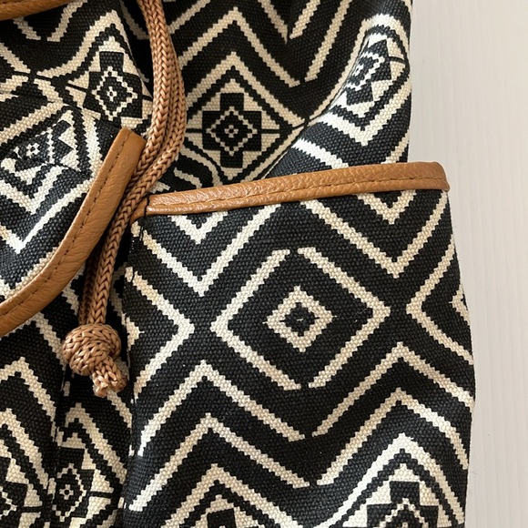 NWOT Emma & Chloe Black White Aztec Cotton Print Cinch & Magnetic Clasp Backpack - Picture 5 of 16